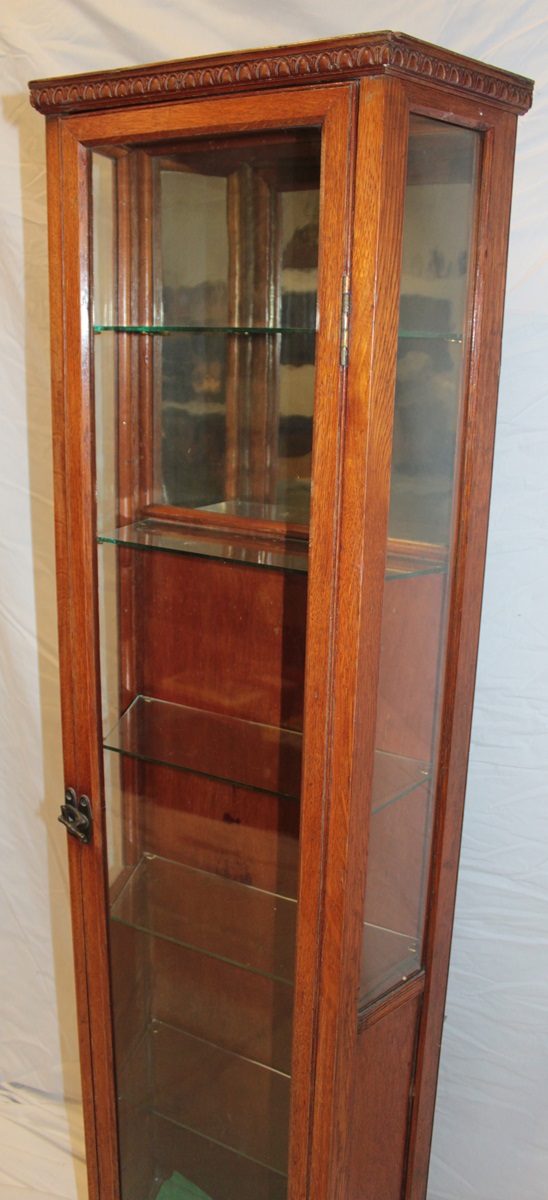 A polished oak slim collector's display case with glass shelves and part mirror back enclosed by a - Bild 2 aus 2