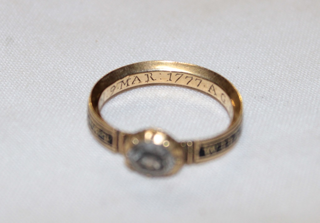A George III mourning ring with black enamel decoration "William Donnithorne Di.26 Fe 1777 Ag. - Image 4 of 4