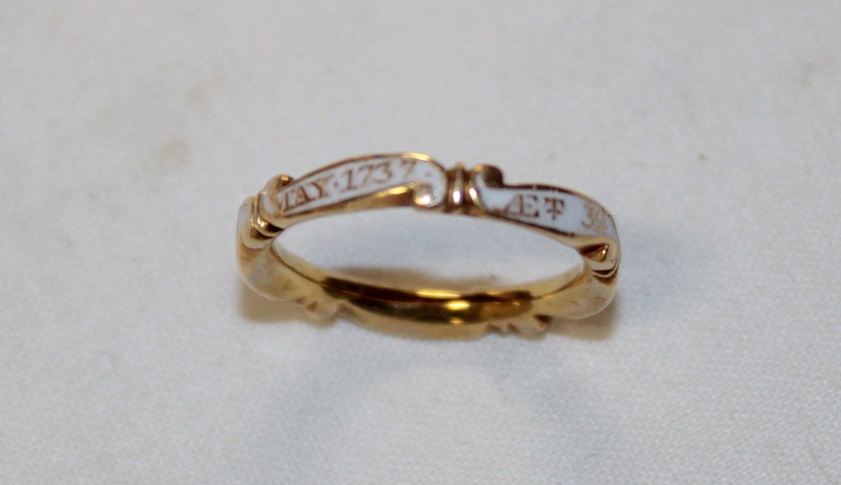A rare George I gold mourning ring with scroll decoration and white enamel panels "Richd. - Image 3 of 3