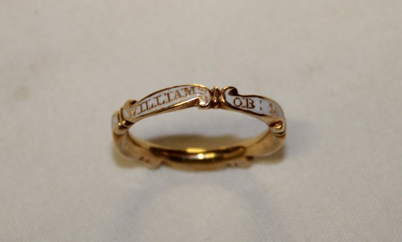 A rare George I gold mourning ring with scroll decoration and white enamel panels "Richd. - Image 2 of 3