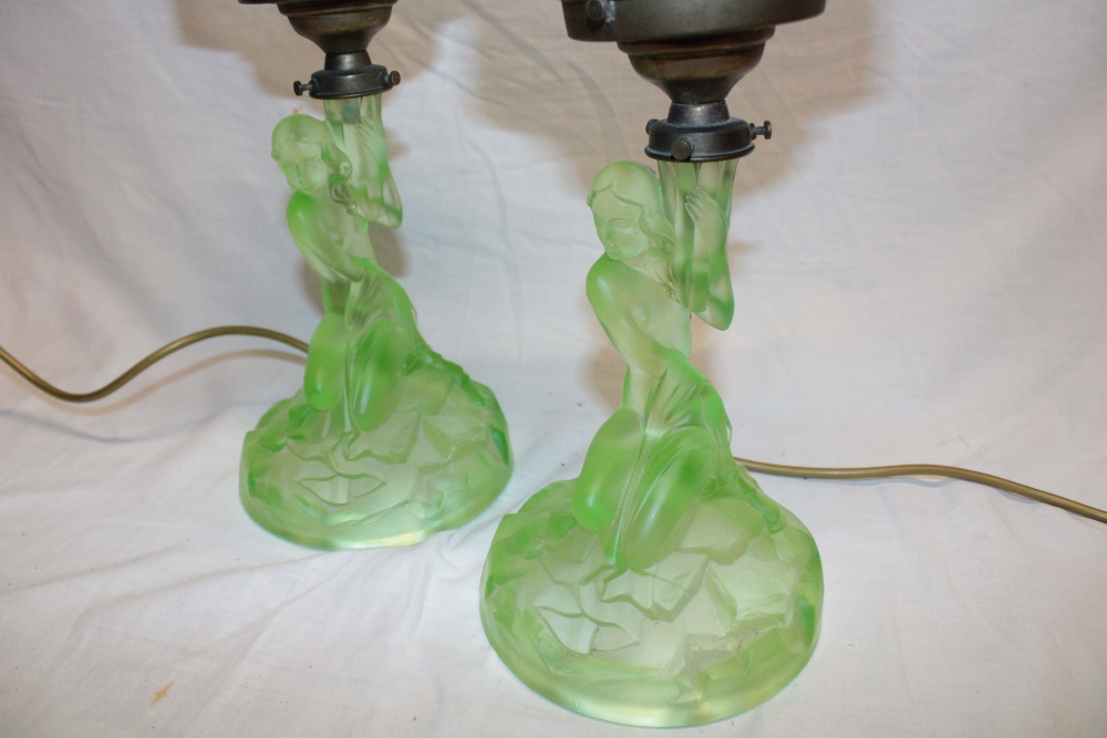 A pair of 1930's/40's Art Deco-style green tinted glass table lamps in the form of kneeling nude - Bild 2 aus 2