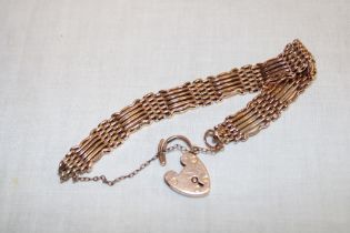 A 9ct gold gate link bracelet with 9ct gold padlock clasp (16g)