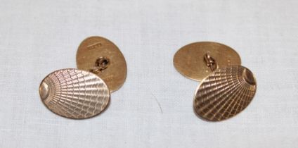 A pair of gentleman's 9ct gold oval cuff-links with engraved decoration (4.