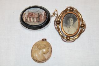 A Victorian oval cameo pendant with female portrait decoration,