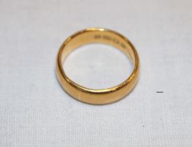 A 22ct gold wedding band (6.