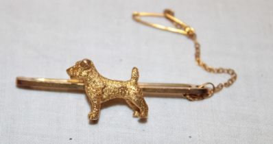 A 9ct gold bar brooch mounted with a 9ct gold terrier dog emblem (7g)