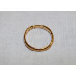 A 22ct gold wedding band (3.