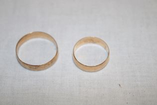 A pair of 18ct gold wedding bands (5.