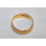 A 22ct gold wedding band (4.