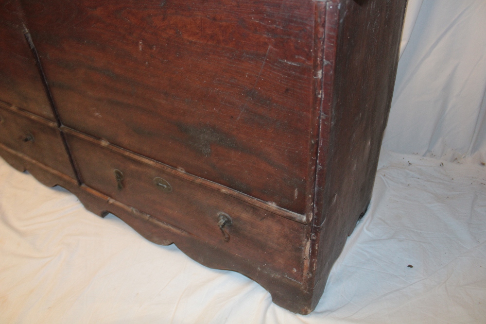 A George III country-style elm mule chest with two base drawers and hinged lid on bracket-style - Image 2 of 3