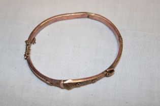 A 9ct gold oval bracelet with buckle decoration (6.