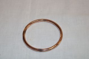 A 9ct plain gold bangle (8.