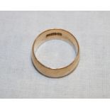 A small 18ct gold wedding band (5.