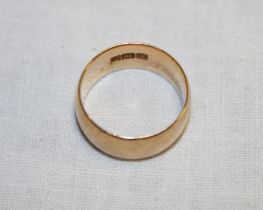 A small 18ct gold wedding band (5.