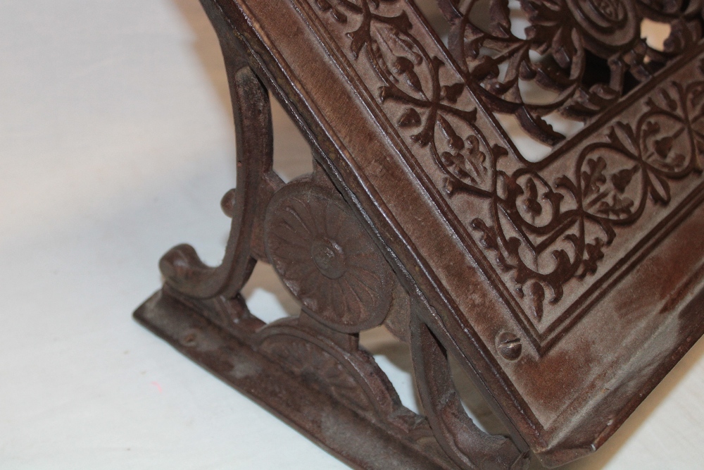 An old cast-iron lectern-style reading/book-stand with pierced and raised decoration, - Bild 2 aus 2