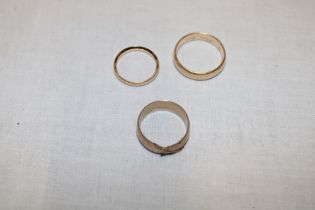 Three various 9ct gold wedding bands (11.