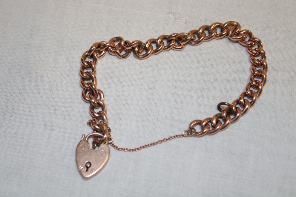 A 9ct gold chain link bracelet with 9ct gold padlock clasp (11.