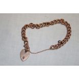 A 9ct gold chain link bracelet with 9ct gold padlock clasp (11.
