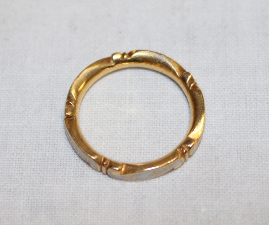 A rare George I gold mourning ring with scroll decoration and white enamel panels "Richd.