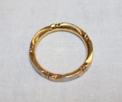 A rare George I gold mourning ring with scroll decoration and white enamel panels "Richd.