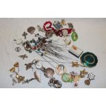 A quantity of various costume jewellery including brooches, crucifixes, decorative hat pins etc.