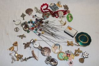 A quantity of various costume jewellery including brooches, crucifixes, decorative hat pins etc.