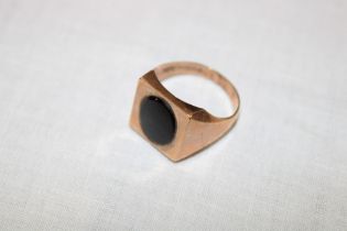 A 9ct gold signet ring set black onyx (5.