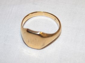 A 9ct gold signet ring with engraved initials (7.