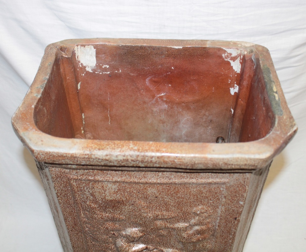 An old Continental pottery rectangular water filter with figure decoration and two base taps, - Bild 3 aus 3