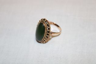 A 14ct gold dress ring set jade (7.