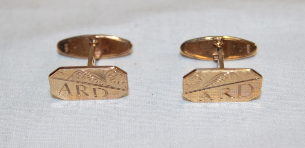 A pair of 9ct gold gent's cuff-links with engraved initials (7.