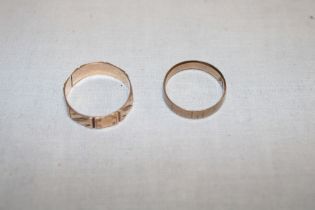 A 9ct gold wedding band and one other gold wedding band (3.