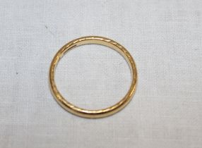 An 18ct gold wedding band (3.