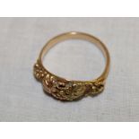 An unmarked gold dress ring with raised vine leaf decoration (5.