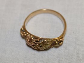 An unmarked gold dress ring with raised vine leaf decoration (5.