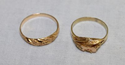 A small 18ct gold dress ring with raised leaf decoration (1.