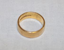 A 22ct gold wedding band (6.