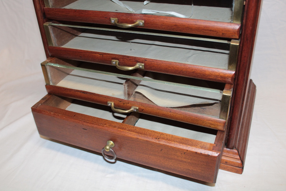 An unusual old brass mounted mahogany table top millinery chest, - Bild 2 aus 3