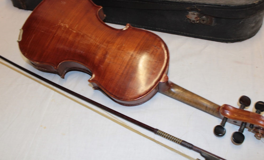 An old violin with 14" figured one-piece back in fitted case with bow - Image 2 of 2