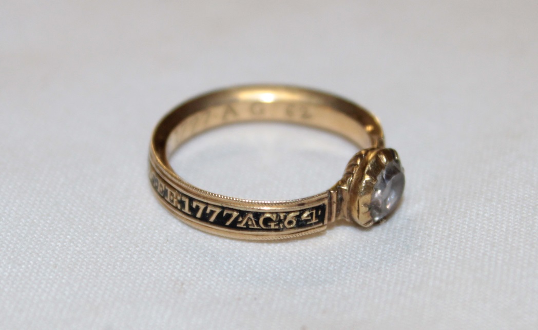 A George III mourning ring with black enamel decoration "William Donnithorne Di.26 Fe 1777 Ag. - Image 3 of 4