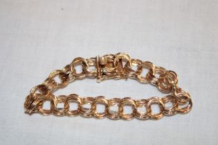 A 14ct gold triple hoop link bracelet (24.