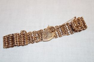 A 9ct gold gate link bracelet with 9ct gold padlock clasp (19.