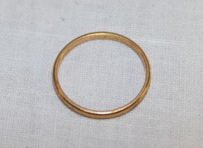 A small 22ct gold wedding band (1.