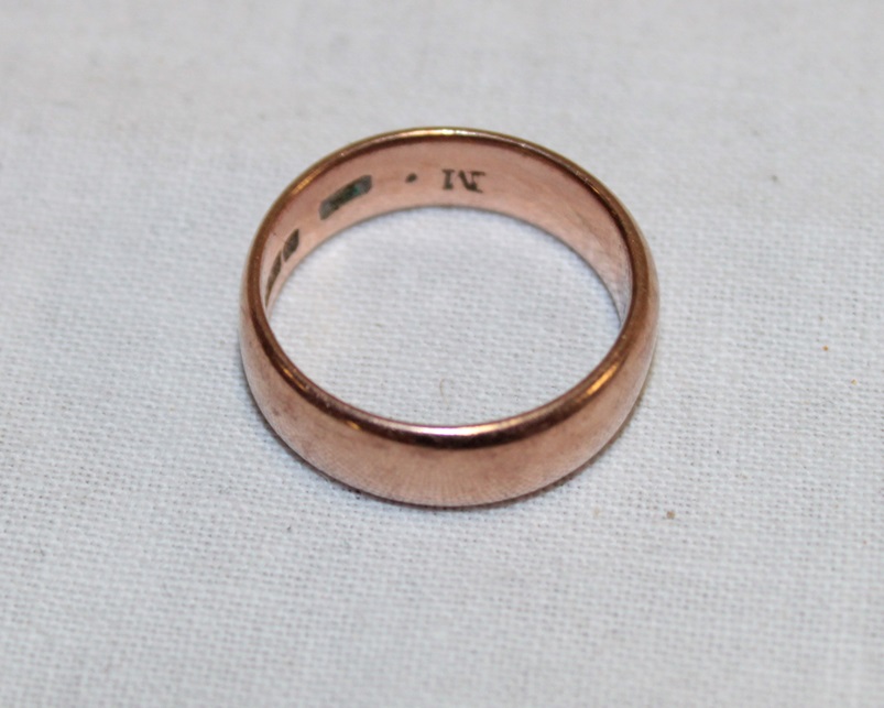 A 9ct rose gold wedding band (4.