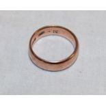 A 9ct rose gold wedding band (4.