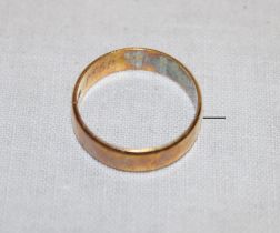 An 18ct gold wedding band (3g)