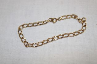 A 9ct gold chain link bracelet (4.
