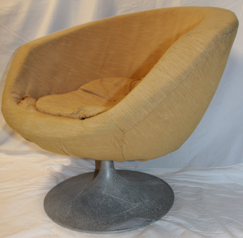 A 1960's swivel tub lounge chair on aluminium pedestal base (af) - Image 2 of 2
