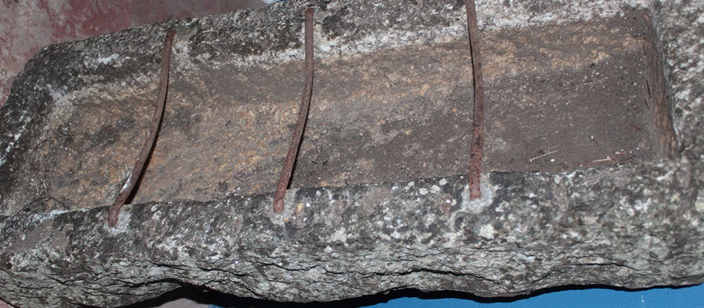 An 18th/19th century Cornish weathered granite rectangular pig feeding trough with original iron - Image 2 of 3