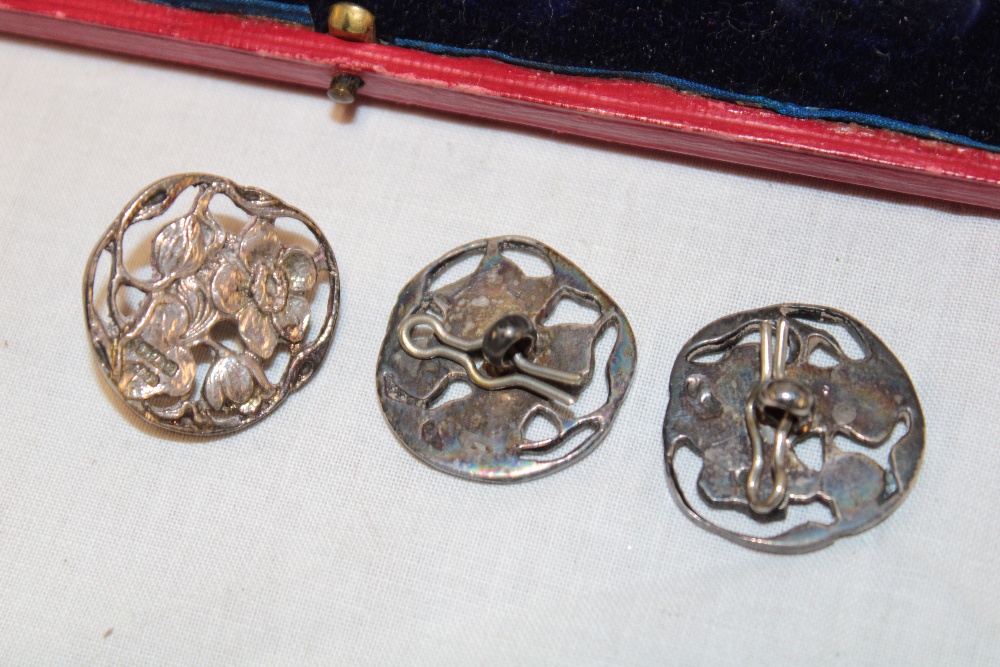 A set of six Edward VII Art Nouveau silver dress buttons decorated and pierced with flowers, - Image 2 of 2